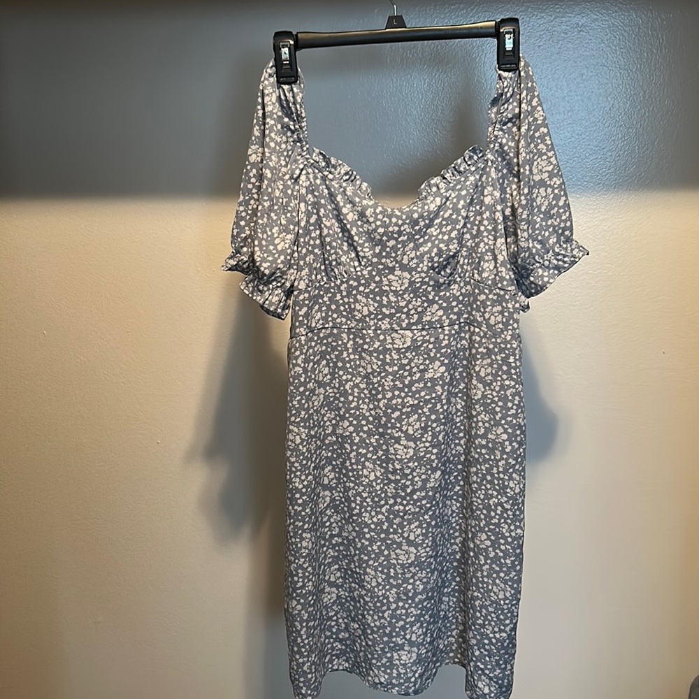 “MISGUIDED” FLORAL FLOWY DRESS